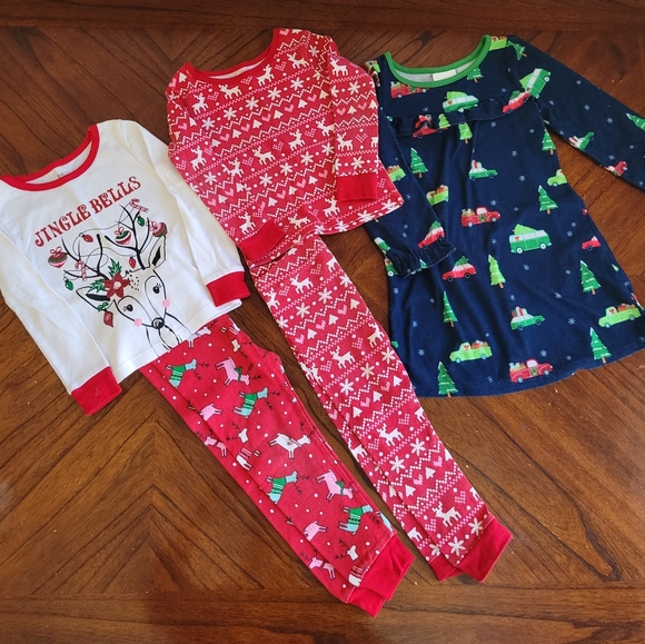 Christmas Pajama Bundle!❤️💚 5 pieces. 2T. - Picture 6 of 6